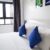 Jak stworzyć minimalistyczną aranżację sypialni z funkcjonalnymi dodatkami?