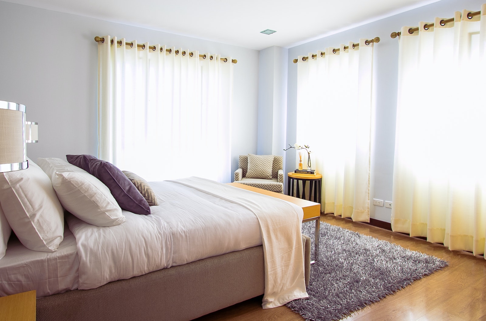 Jak zaaranżować przestrzeń do pracy w sypialni? 7 inspirujących propozycji